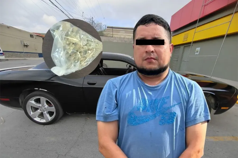 Policía de Monterrey asegura droga y detiene a conductor de auto robado