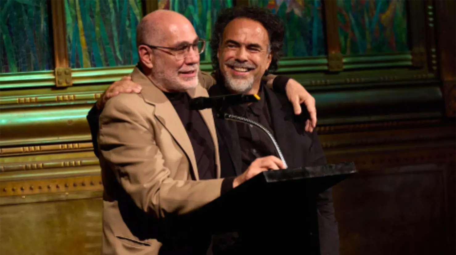Guillermo Arriaga y Alejandro González Iñárritu tras su reencuentro la noche del lunes en Bellas Artes. Foto. Cortesía.