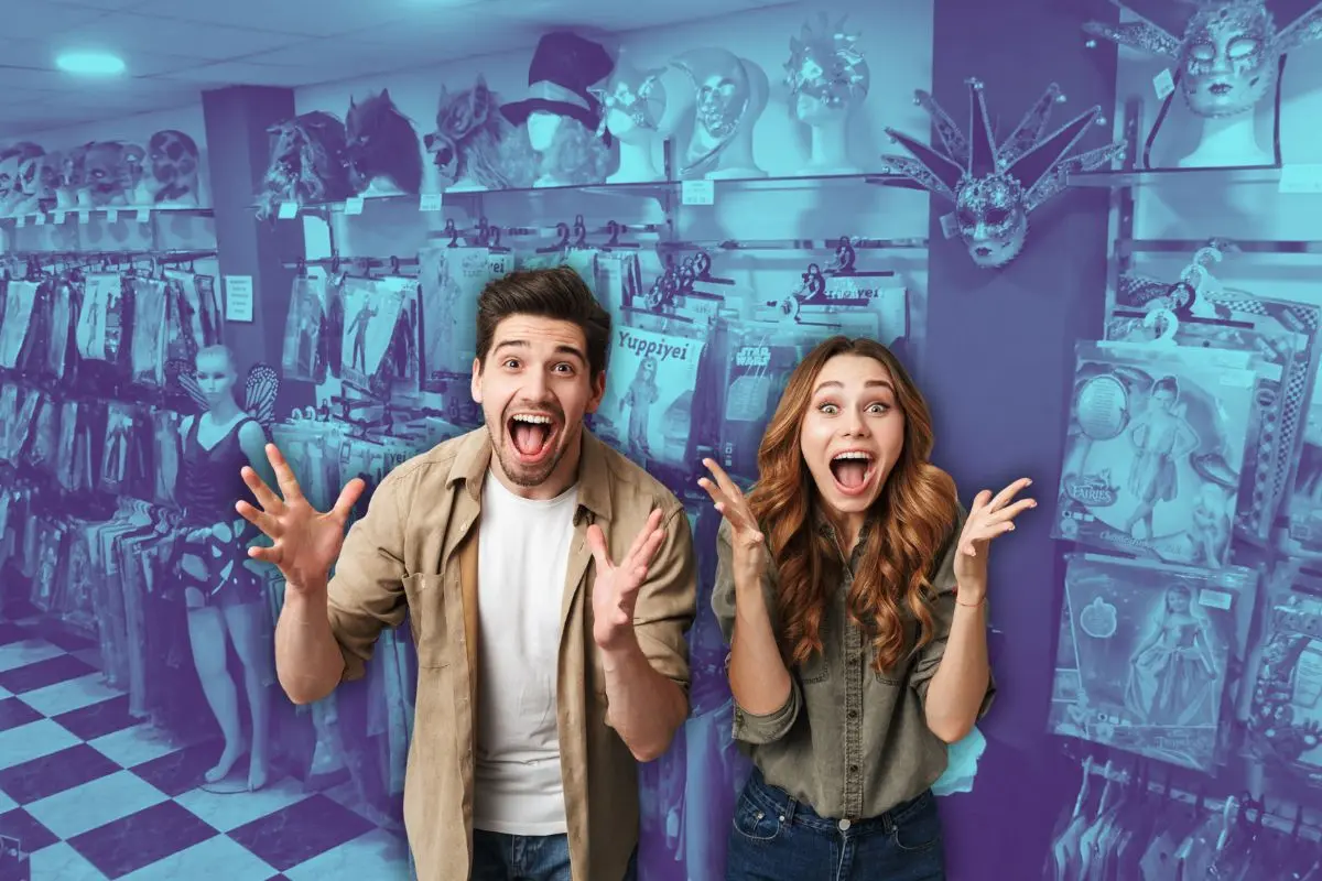 Imagen alusiva a una tienda de disfraces al fondo y una pareja soprendida Foto: Canva