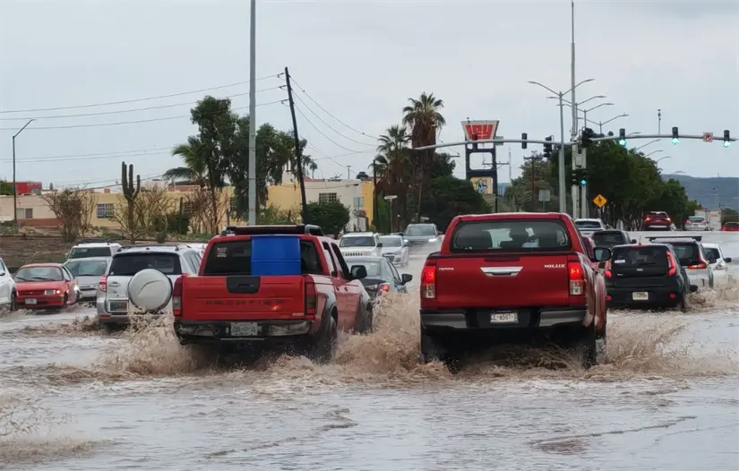 El cielo nublado y la lluvia intensa marcan el paso del huracán frente a la costa de Baja California Sur. Foto: Héctor Romero POSTA Baja California Sur