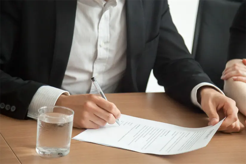 La circular instruye a todas las dependencias públicas a abstenerse de celebrar nuevos contratos con la empresa Maniflosa. Foto: Freepik 