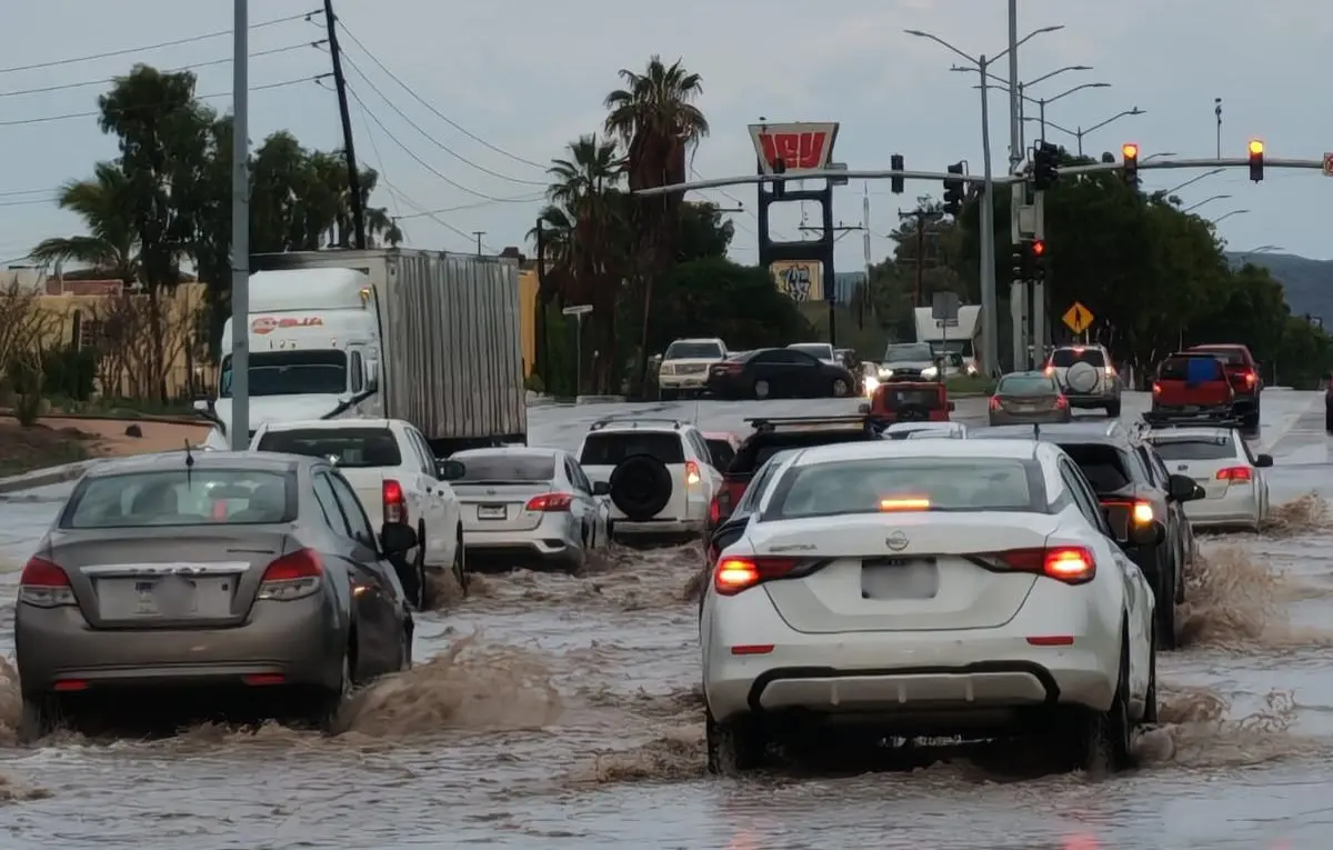 Priscilla mantiene su categoría 1, pero su amplia circulación sigue causando lluvias. Foto: Héctor Romero / Posta Baja California Sur