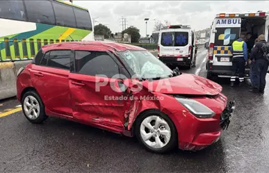 Vuelca automóvil en la México-Pachuca; madre e hijo resultan ilesos