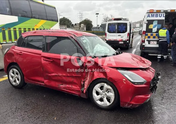 Vuelca automóvil en la México-Pachuca; madre e hijo resultan ilesos