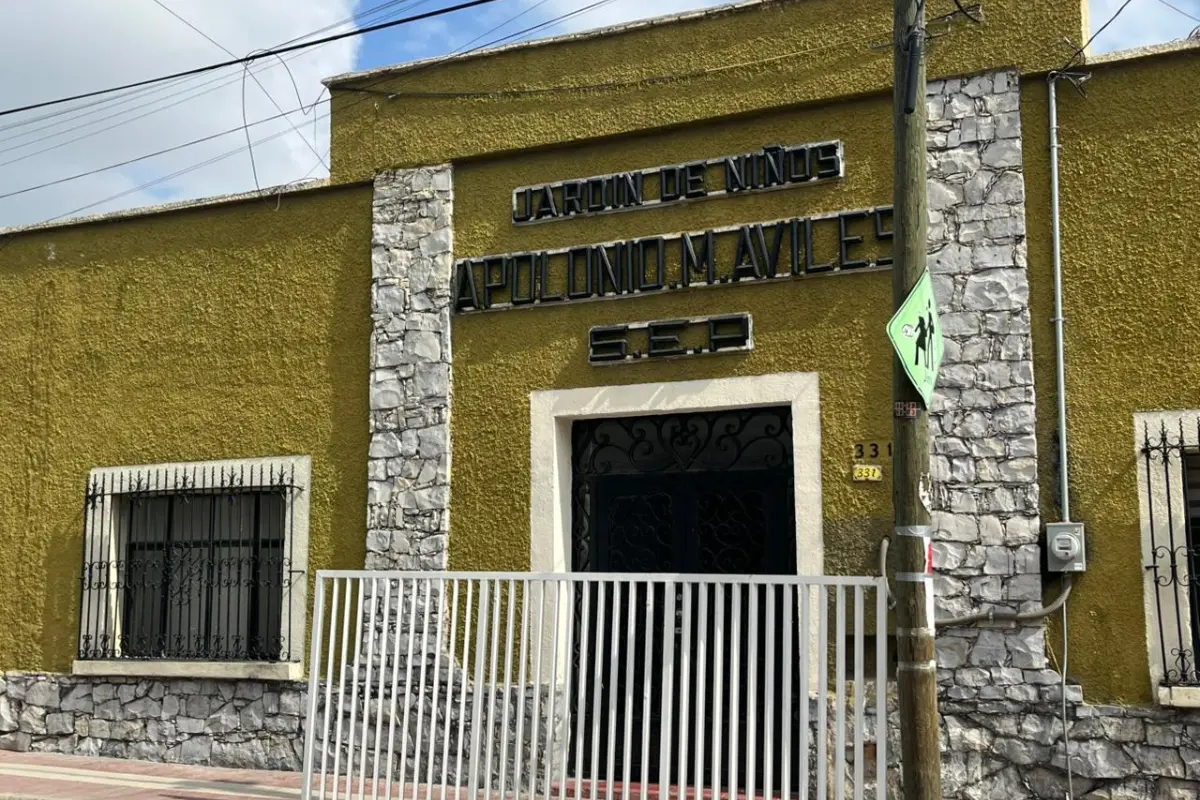 Los padres de familia y la dirección del jardín hicieron un llamado urgente a las autoridades para que prioricen la atención de esta infraestructura, considerada un símbolo histórico y educativo del centro de Saltillo./Foto: Leslie Delgado