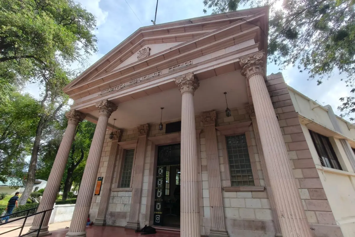 El programa también incluye la entrega constante de libros donados para renovar los acervos y mantener el interés de los lectores. /Foto: Marco Juárez