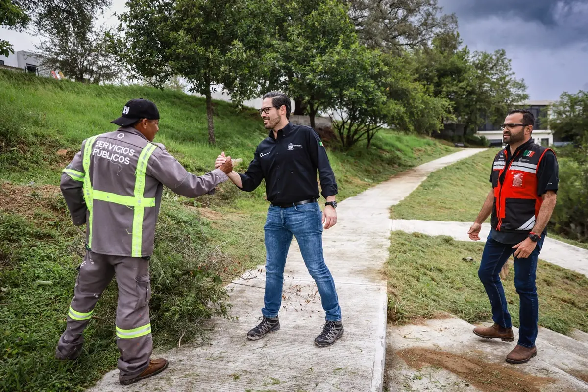 El alcalde de Santiago, David de la Peña, saluda al personal de Servicios Públicos durante los trabajos de deshierbe en una plaza. Foto: Gobierno de Santiago