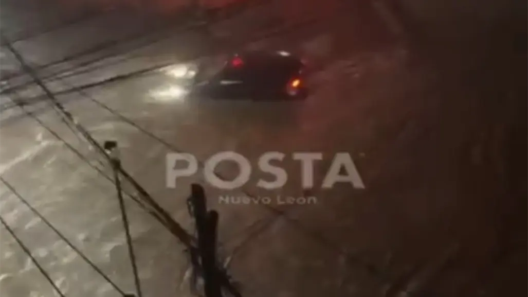 VIDEO | Auto es arrastrado más de 200 metros por la corriente en La Estanzuela