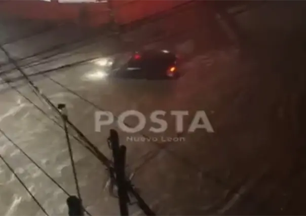 VIDEO | Auto es arrastrado más de 200 metros por la corriente en La Estanzuela