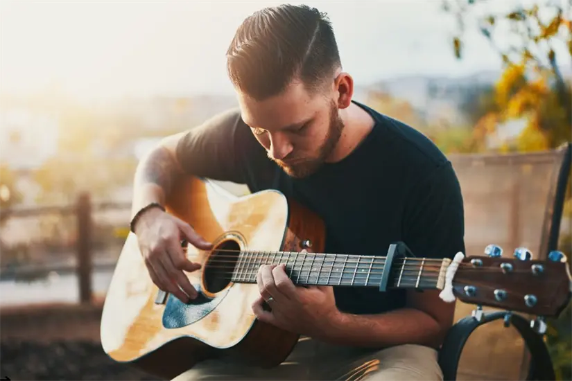 Habrá talleres y conferencias donde los guitarristas compartirán técnicas y experiencias con los asistentes. Foto: Biblioteca Canva