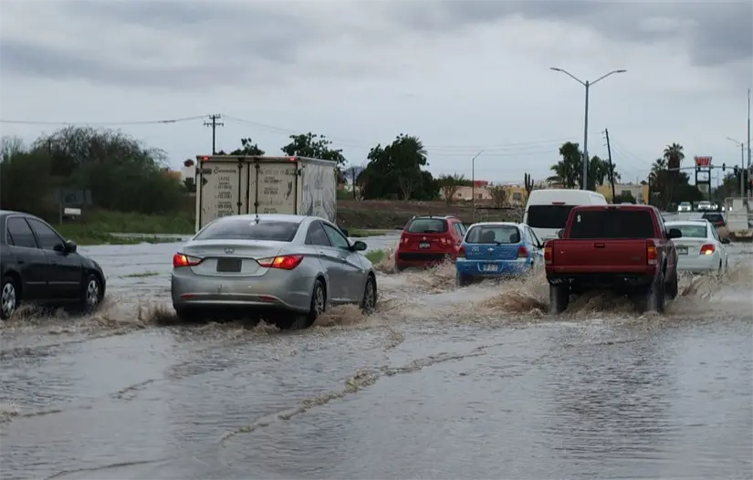 Viento y oleaje elevado se sienten en la costa sur de Baja California Sur mientras el huracán avanza paralelo a la península. Foto: Héctor Romero POSTA Baja California Sur