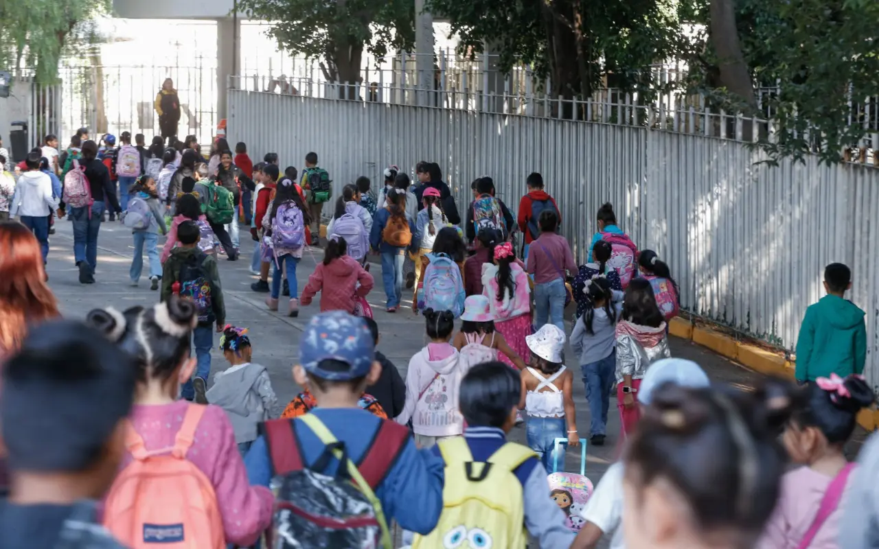 Niños rumbo a primaria. Foto: Jafet Moz