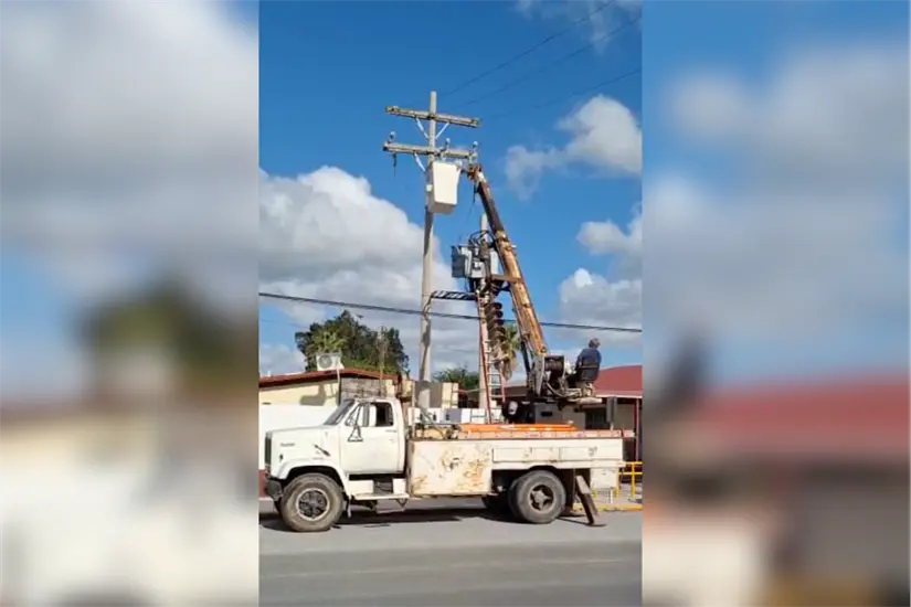 La reparación del transformador representó una inversión de 75 mil pesos, financiada con recursos de los padres de familia. Foto: Ramón Sánchez