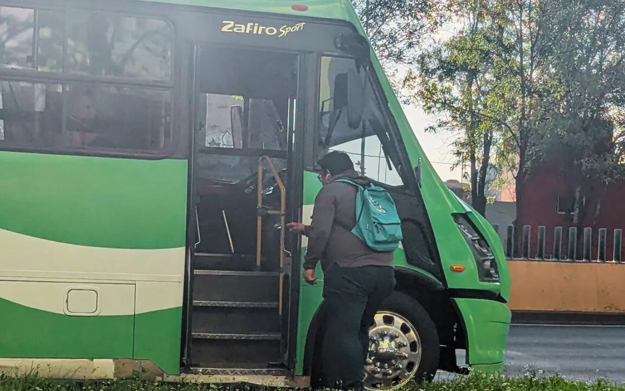 Transporte del Edomex subiendo y bajando pasajes en carriles centrales. Foto: X/ @OrgulloPunk (Canva)