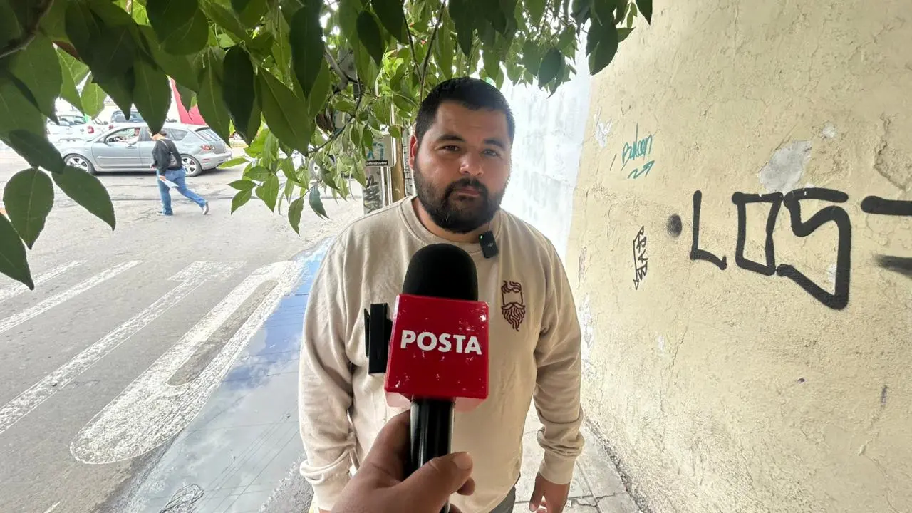 Marco Ibarra denuncia una presunta negligencia en el IMSS de Durango. | Foto: Alejandro Ávila.