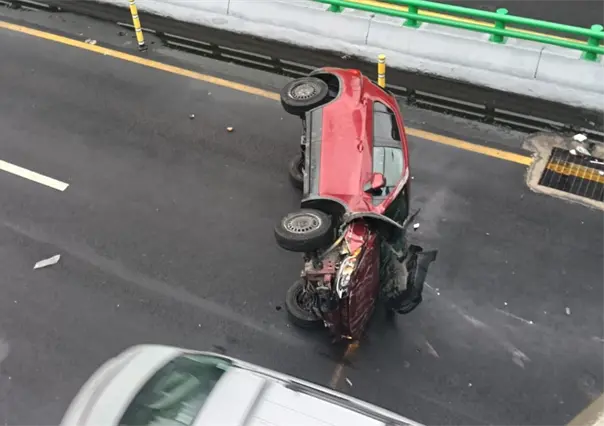Volcadura en Periférico deja un herido y caos vial en Miguel Hidalgo
