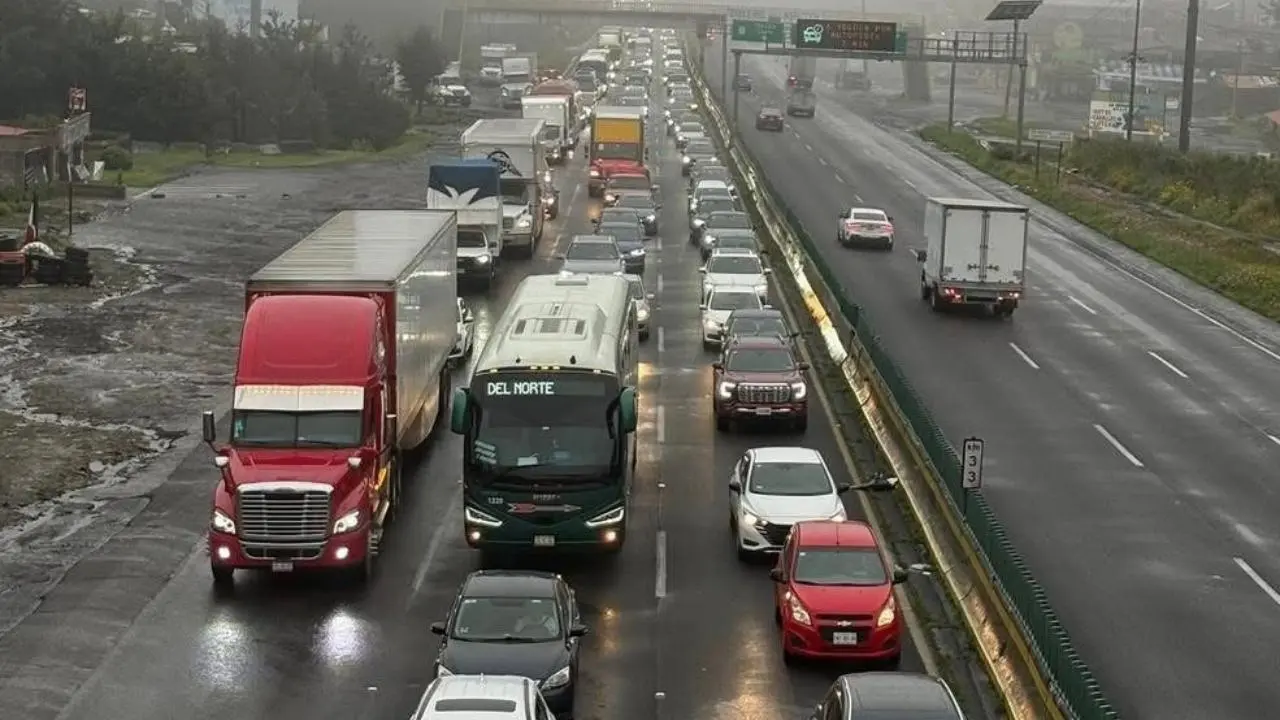Autopista La Marquesa-Toluca genera tráfico intenso por obras de mantenimiento. Foto: Brenda Alejandra / Sarah B. Beristain / El Parlante del Valle de Toluca / Canva