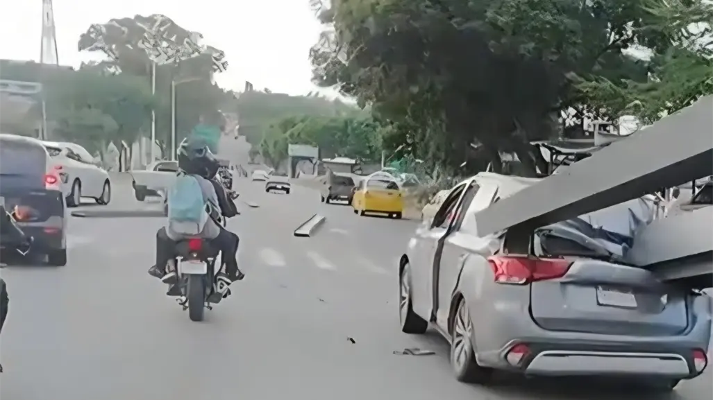 Camioneta con vigas se descarrila y daña vehículos en Guadalajara, Jalisco | VIDEO