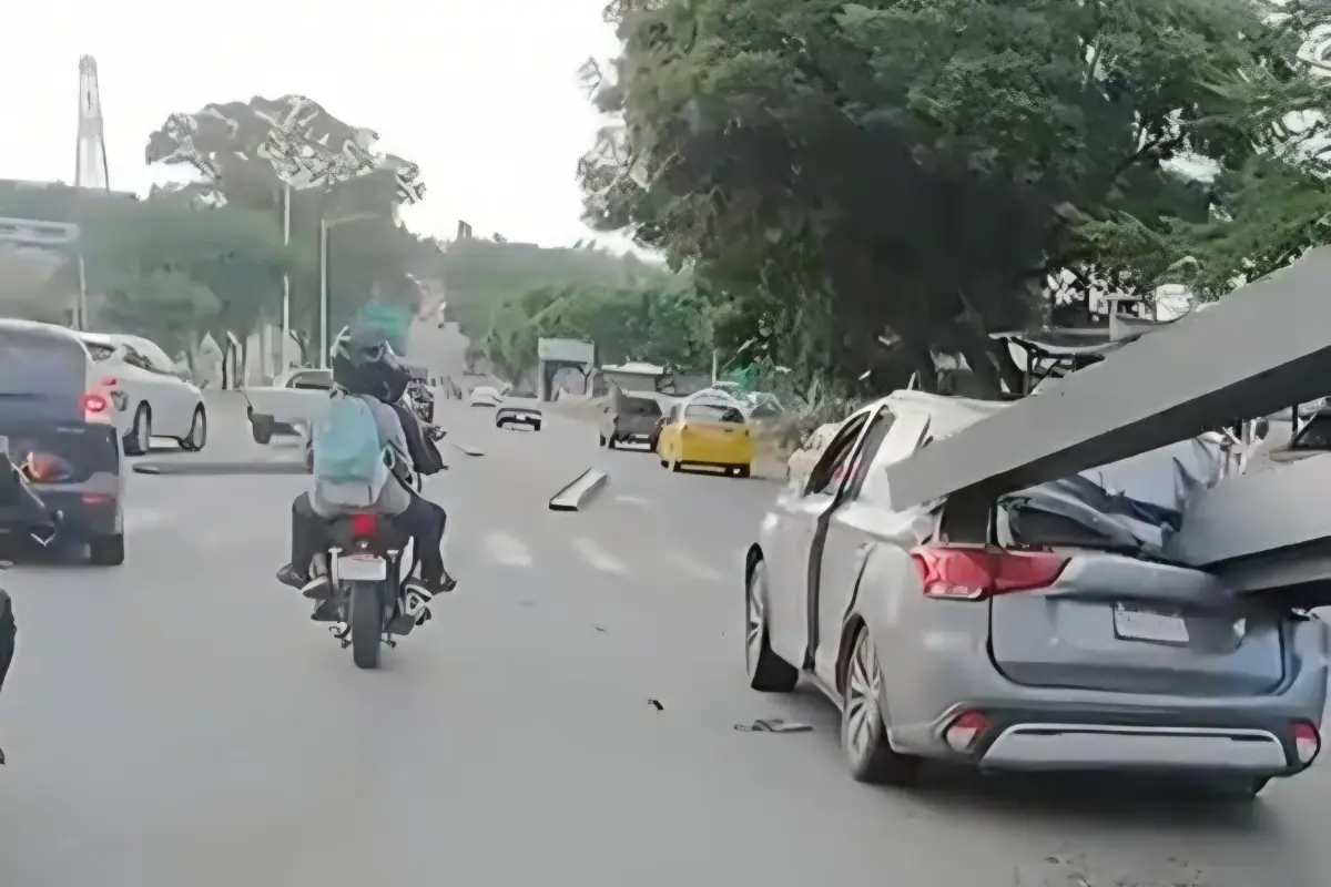 Las vigas impactaron con los vehículos cercanos Foto: X(Twitter) @JManuelCorrea99
