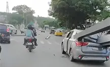 Camioneta con vigas se descarrila y daña vehículos en Guadalajara, Jalisco | VIDEO