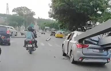 Camioneta con vigas se descarrila y daña vehículos en Guadalajara, Jalisco | VIDEO