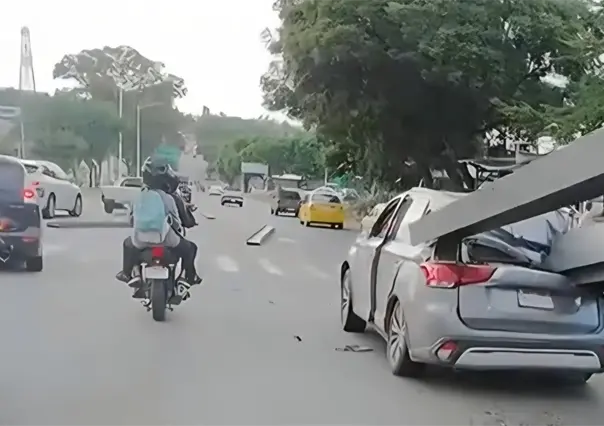 Camioneta con vigas se descarrila y daña vehículos en Guadalajara, Jalisco | VIDEO