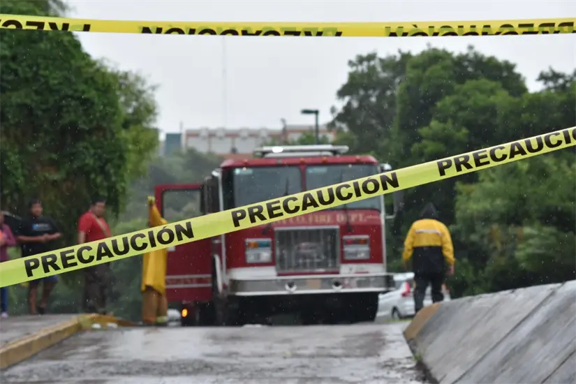 Protección Civil, Bomberos y Tránsito mantienen presencia en las zonas desbordadas para prevenir incidentes. Foto: PC Victoria