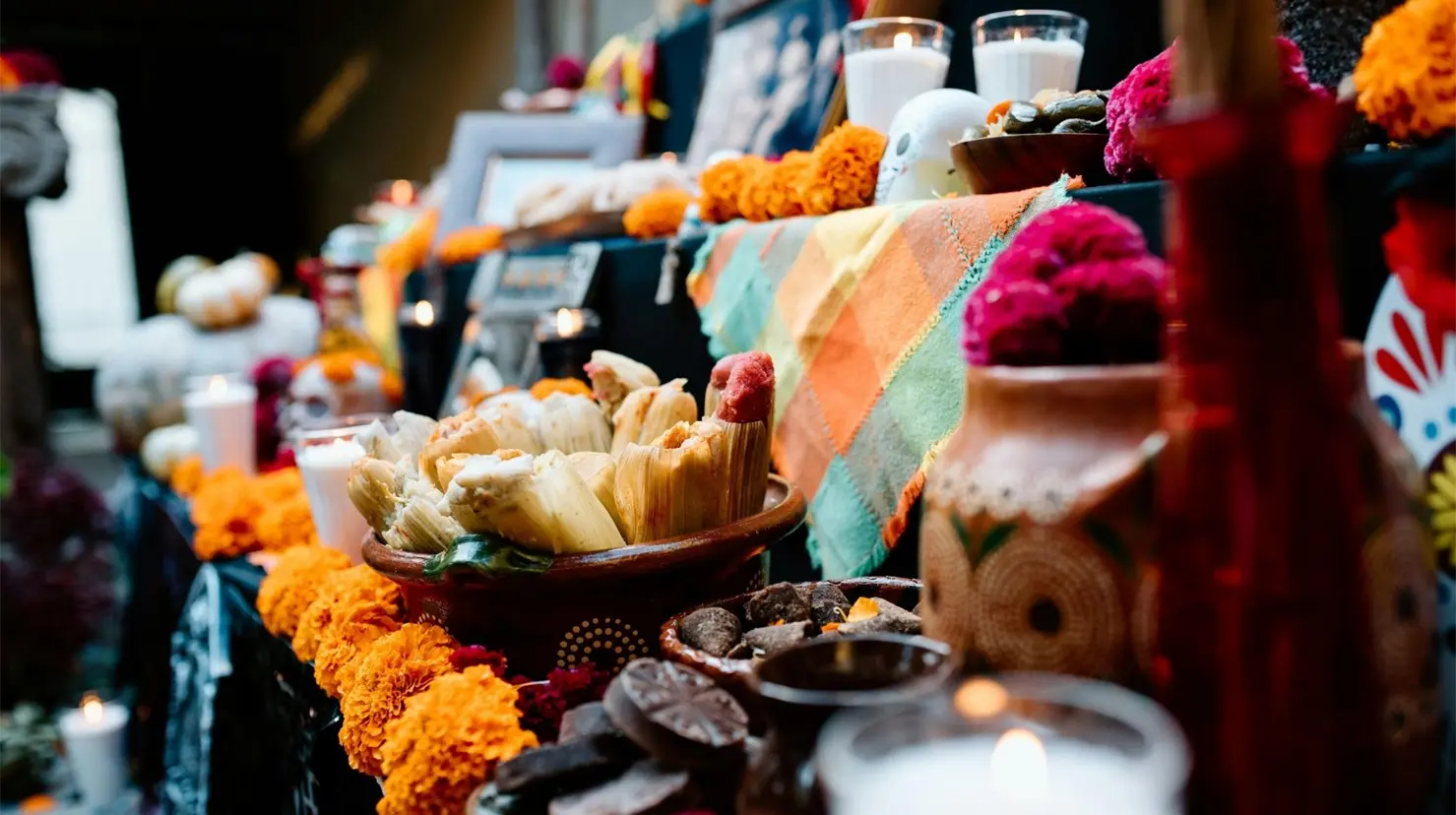 El Día de Muertos es una de las tradiciones más importantes de México e incide en el calendario escolar. | Foto: Canva.