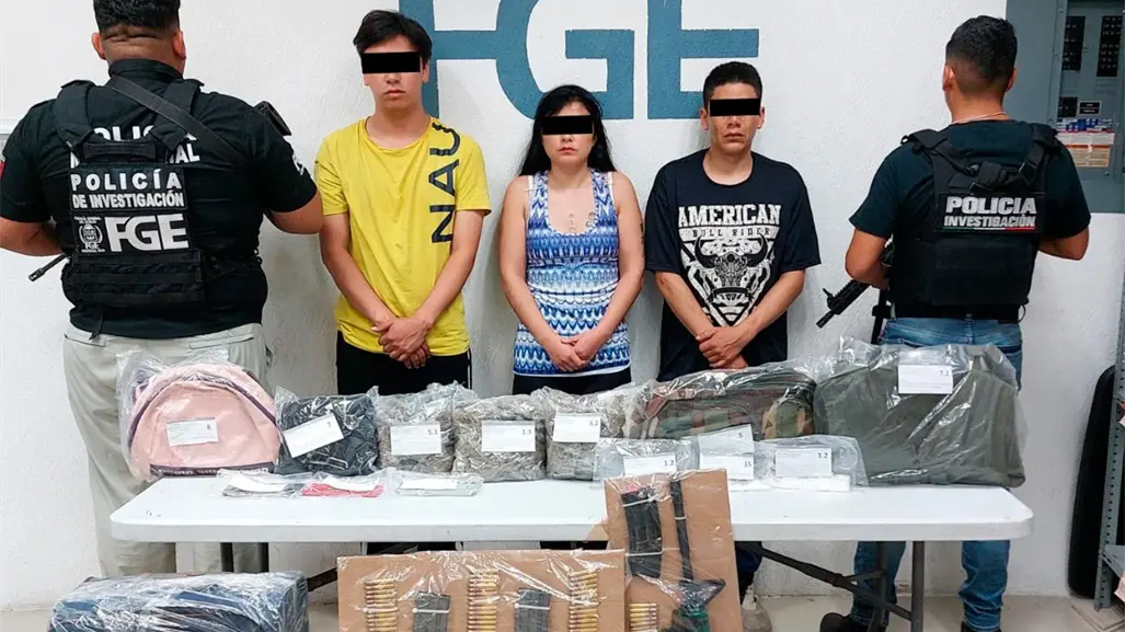 Detienen a tres presuntos narcomenudistas en Playa del Carmen con armas y drogas
