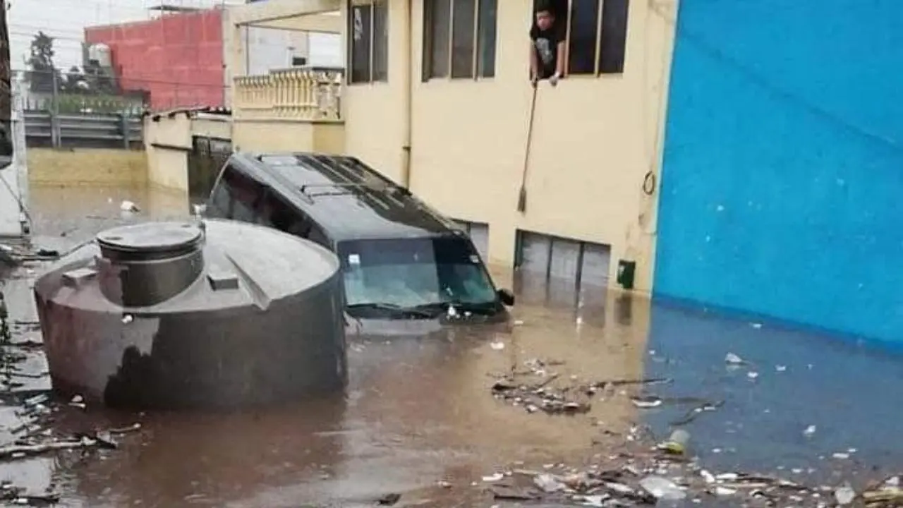 Inundaciones en Edomex: así puedes usar el seguro de daños del Infonavit. Foto: Al Momento EdoMex / Canva