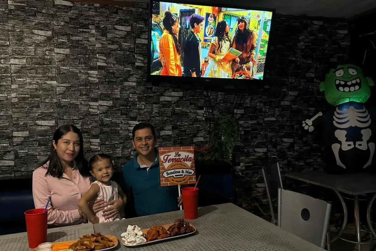 Esta semana inició con la noticia de que un negocio local de Ciudad Victoria buscaba a una pequeña niña para hacerle un regalo por promocionar su negocio en una actividad escolar. Foto: La Terracita Boneless & Más (FB)