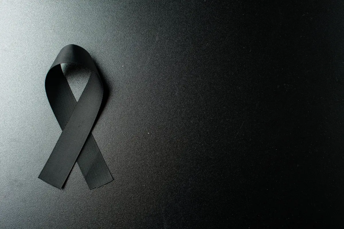 Este 8 de octubre, el Pleno del Senado de la República guardó un minuto de silencio en memoria de las víctimas, en un gesto de solidaridad con sus familias y comunidades. Foto: Freepik