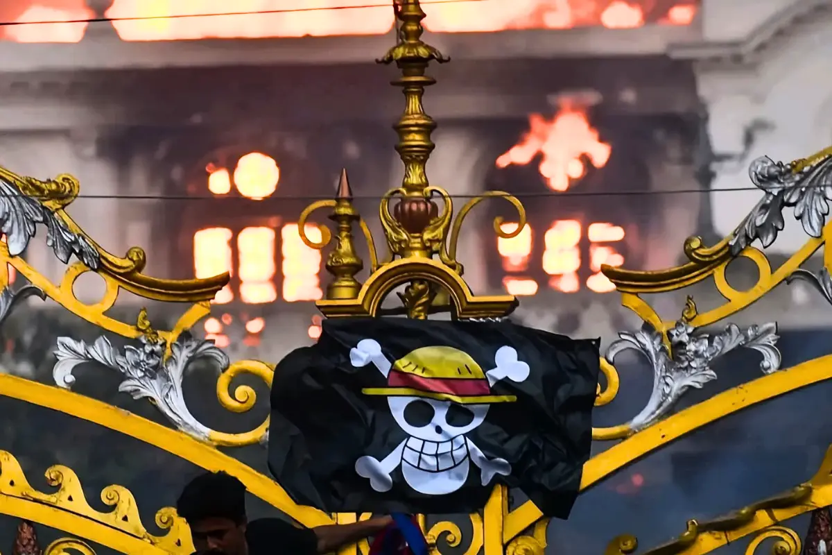 La emblemática bandera pirata de One Piece se ha convertido en un poderoso símbolo de unión para la Generación Z. Foto: X @J_Alezzandro
