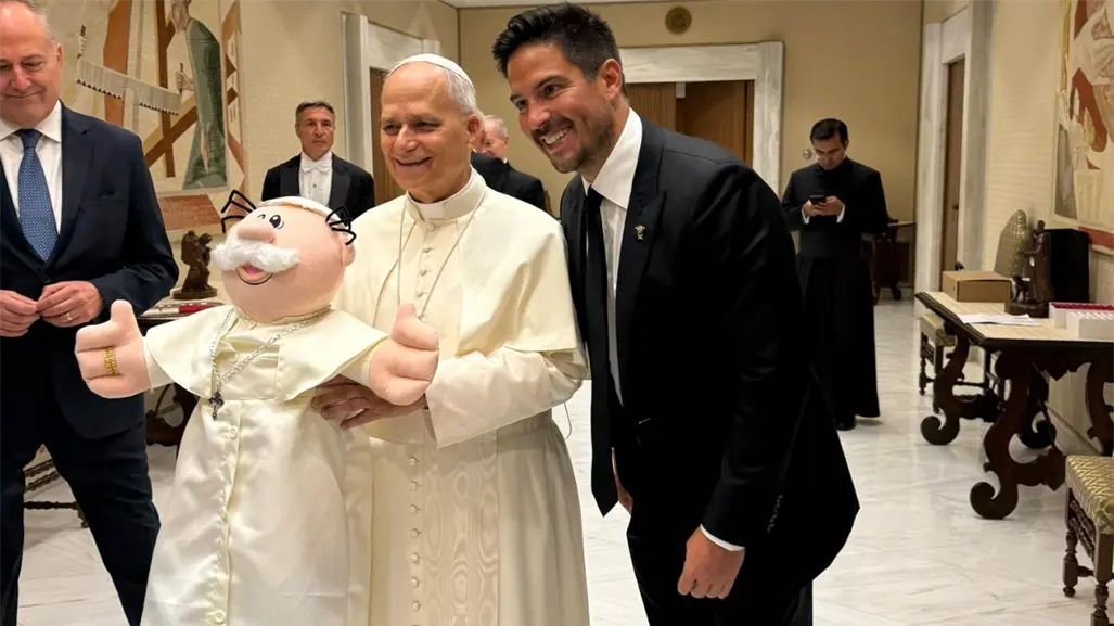 Víctor González, CEO de Farmacias Similares, le entrega un Dr. Simi al Papa León XIV en El Vaticano