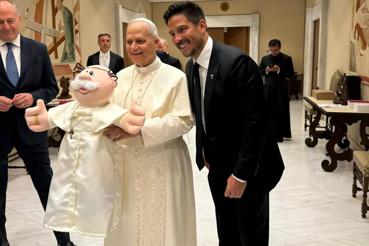 Víctor González y el Papa León XIV con un Dr. Simi Foto: X(Twitter) @DesdeLaFeMx