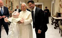 Víctor González, CEO de Farmacias Similares, le entrega un Dr. Simi al Papa León XIV en El Vaticano