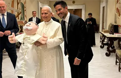 Víctor González, CEO de Farmacias Similares, le entrega un Dr. Simi al Papa León XIV en El Vaticano