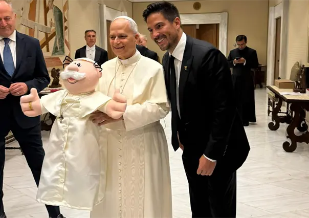 Víctor González, CEO de Farmacias Similares, le entrega un Dr. Simi al Papa León XIV en El Vaticano