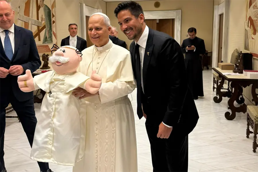 Víctor González, CEO de Farmacias Similares, le entrega un Dr. Simi al Papa León XIV en El Vaticano