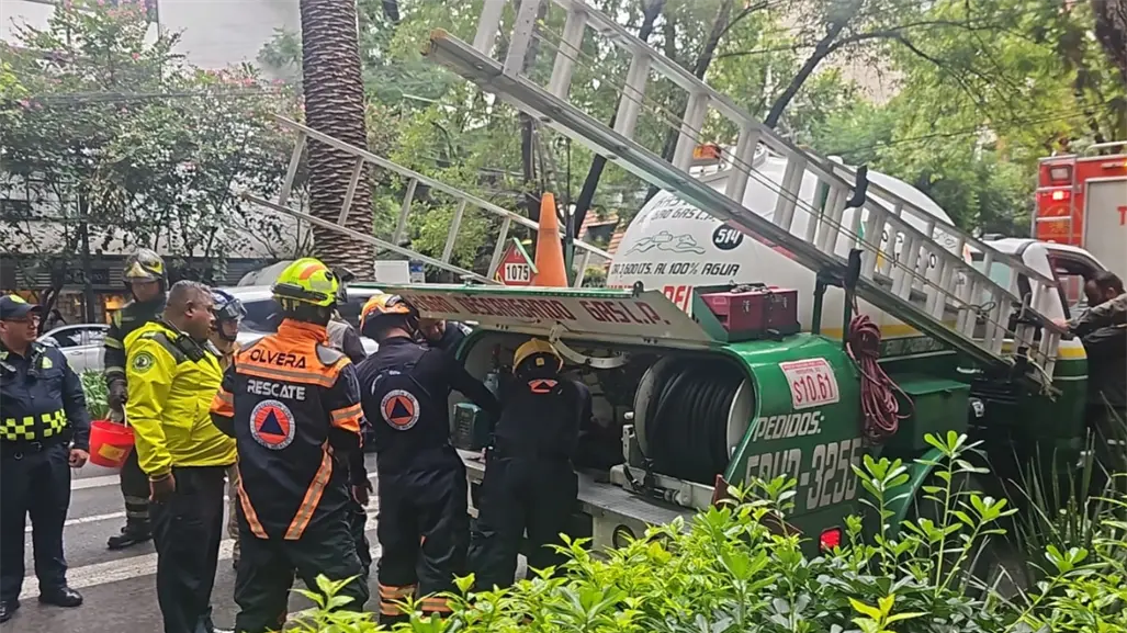 Vecinos alertan por olor a gas en Polanco; falla de pipa causa movilización