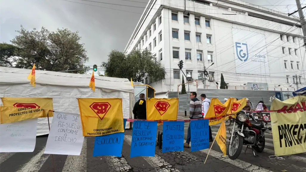 Instala Asamblea de Barrios plantón frente a la Fiscalía de la CDMX por predio en disputa