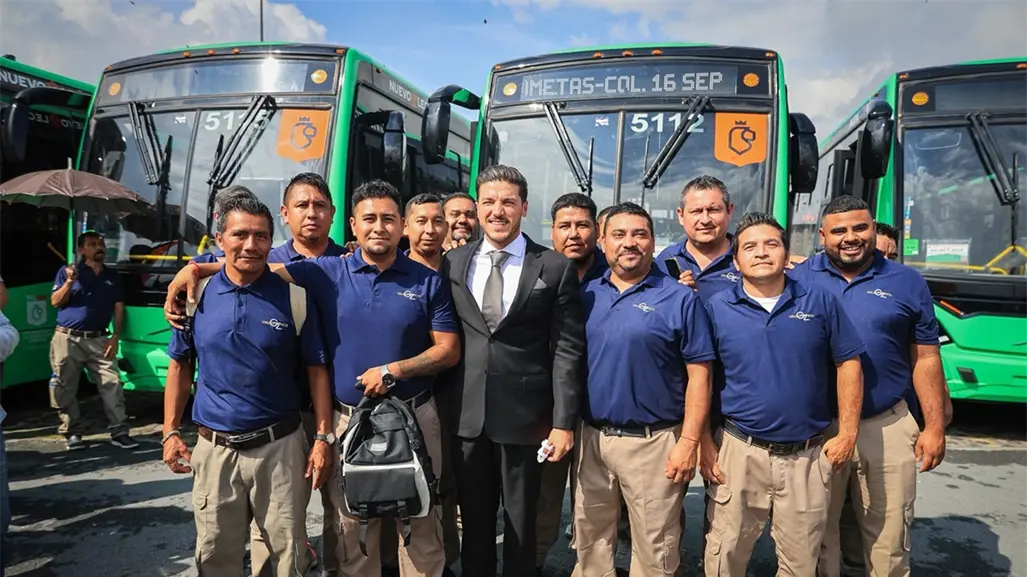Samuel García entrega 16 camiones nuevos para reforzar la Ruta 224 Cometas
