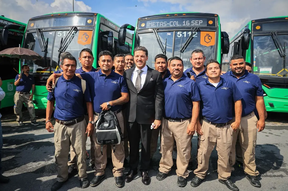 El gobernador de Nuevo León, Samuel García, entregó 16 nuevos camiones de la Ruta 224 Cometas. Foto: Gobierno de Nuevo León