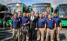 Samuel García entrega 16 camiones nuevos para reforzar la Ruta 224 Cometas