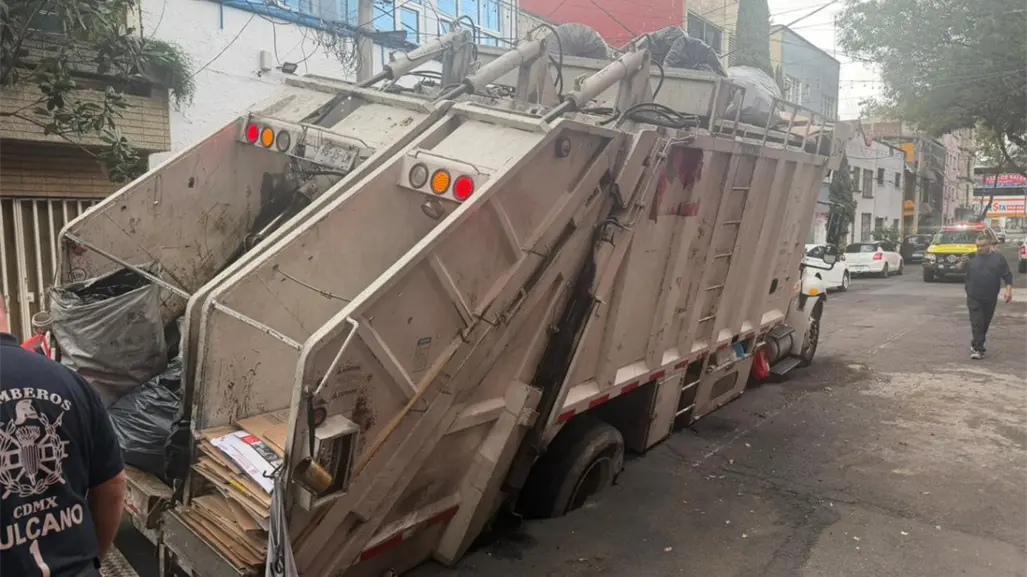 ¡Tierra se abre en la Cuauhtémoc! Socavón se "traga" camión de basura