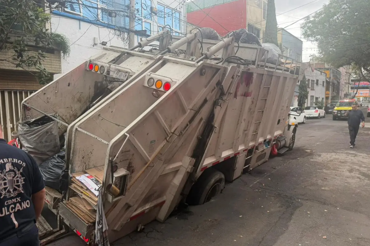 Traíler cae en socavón. Foto: Ramón Ramírez