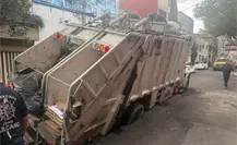 ¡Tierra se abre en la Cuauhtémoc! Socavón se “traga” camión de basura