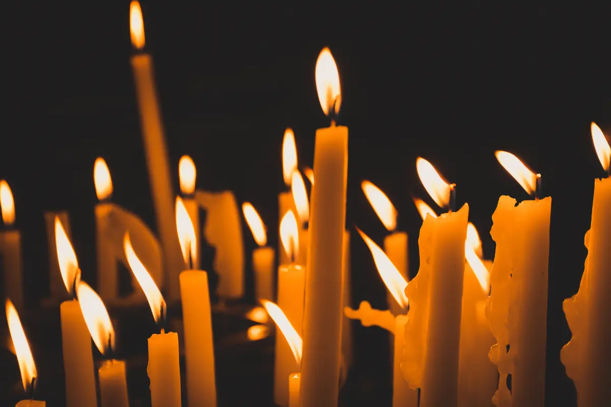 Encender velas de miel en fechas específicas ayuda a canalizar energías y fortalecer la conexión con lo divino. Foto: Canva