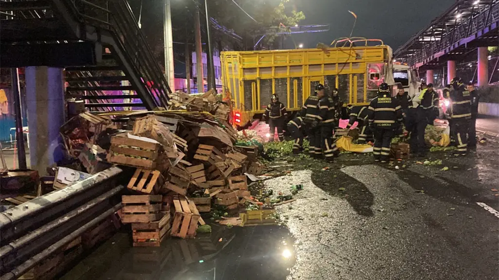 FOTOS | Camión con 9 toneladas de verdura vuelca en Troncoso y provoca caos vial en Iztacalco