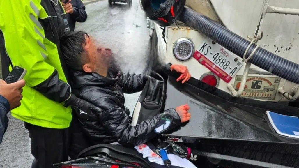 Joven motociclista de 15 años resulta prensado tras chocar con pipa de agua en Álvaro Obregón